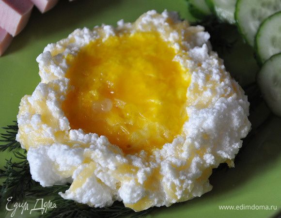 В серединку выложить желток, запекать в разогретой до 180 гр духовке около 15-20 минут. Присолить при подаче.