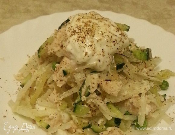 Смешиваем все ингредиенты, я этот салат делаю впрок, поэтому заправку в виде сметаны и свежемолотой приправы "5 перцев" добавляю порционно перед подачей.