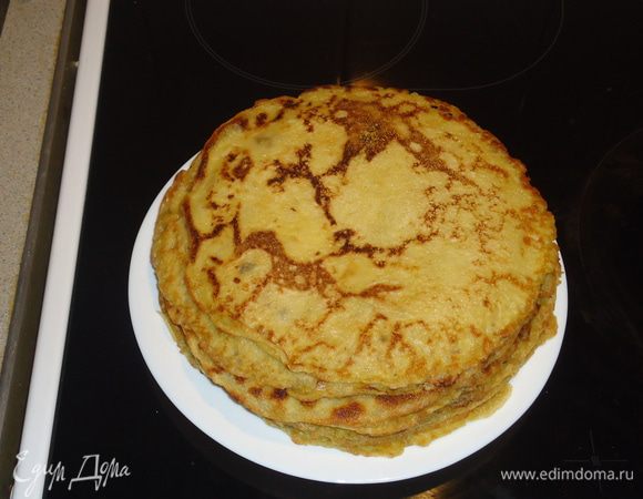 Открываем банки с кукурузой и горошком  и сливаем жидкость.