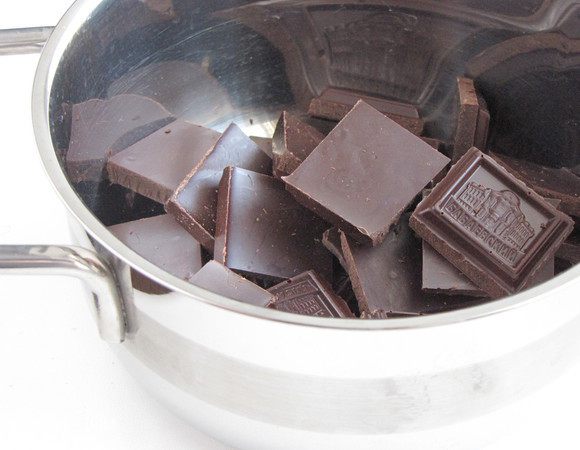 Шоколад поломать на кусочки и положить в маленькую кастрюльку или сотейник.