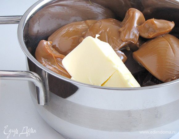 Добавить масло и сгущенку.