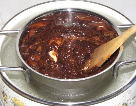 Поставить на водяную баню. Нагревая, перемешать массу до однородности. Добавить мускатный орех и ликер ( ликер можно заменить коньяком). Затем снять с огня.