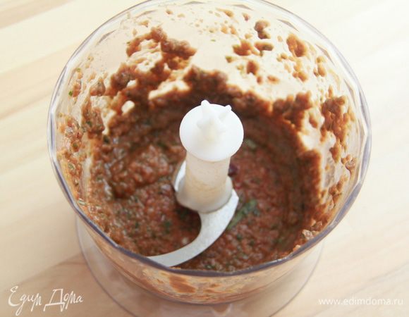 Добавить все остальные ингредиенты, кроме масла. Тщательно измельчить в блендере.