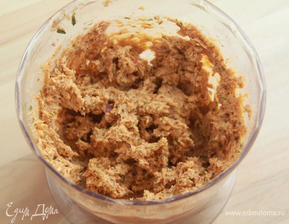 Добавить размягчённое сливочное масло и тщательно размешать.