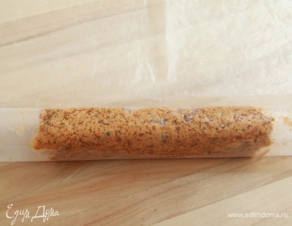 Массу выложить в плотный пакет, свернуть цилиндром и положить в морозилку минимум на полчаса.