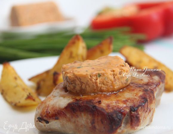 Подавать масло Cafe De Paris на мясном стейке. В качестве гарнира - картофель фри, овощи, зелень. Это масло-соус также чудесно подойдёт к рыбе)))