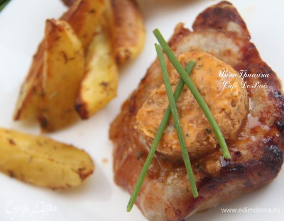 Чтобы масло лучше растекалось по стейку, достаньте масло из морозилки заранее, т.е. за 20-30 минут до подачи. Приятного аппетита!!! Очень вкусный соус)))