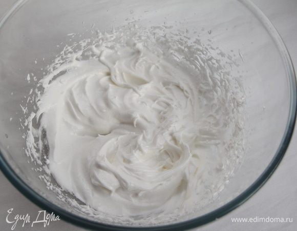 Белки отделить от желтков. Взбить белки до пышной пены, постепенно ввести сахар, взбивать до устойчивой пены.