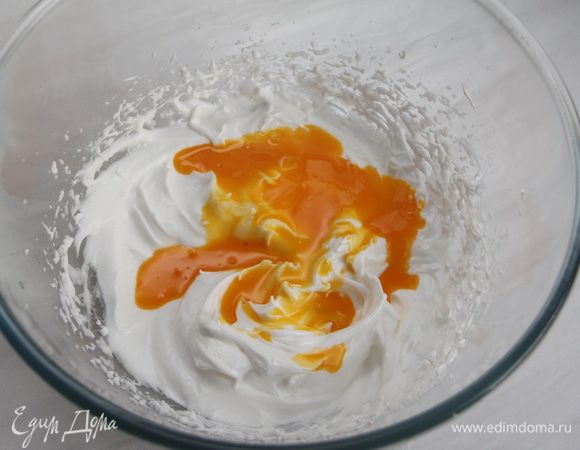 К белковой массе добавить желтки.