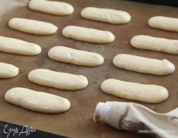 Тесто выдавить с помощью кондитерского мешка на антипригарный коврик в виде полосок. Сверху присыпать сахаром или сахарной пудрой.