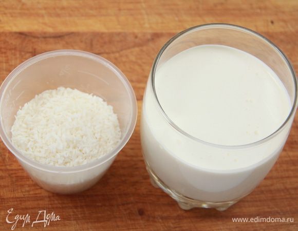 Сливки подогреть, соединить с кокосовой стружкой и пюрировать блендером (для лучшего эффекта сливок взять половину, после пюрирования добавить остальные сливки). Если у вас есть кокосовые сливки - используйте их, пропустив этот шаг.