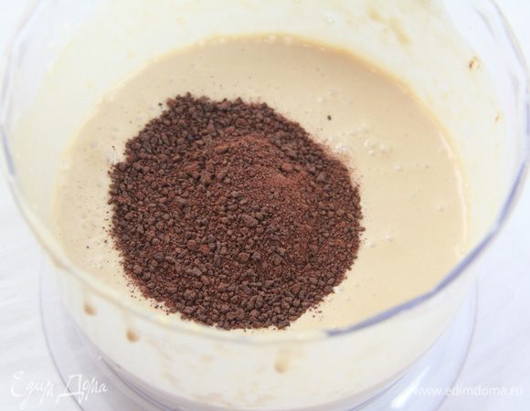 Крем разделить на две равные части. В одну часть добавить шоколад (3 ст.л.), лучше растопленный. Крем взбить.