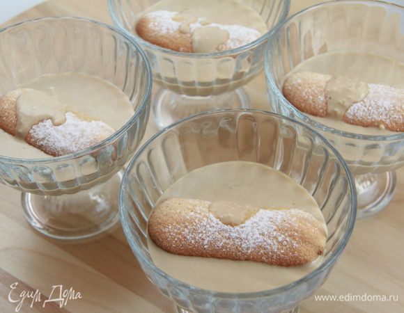 В бокалы положить по одному "дамскому пальчику", налить светлый крем.