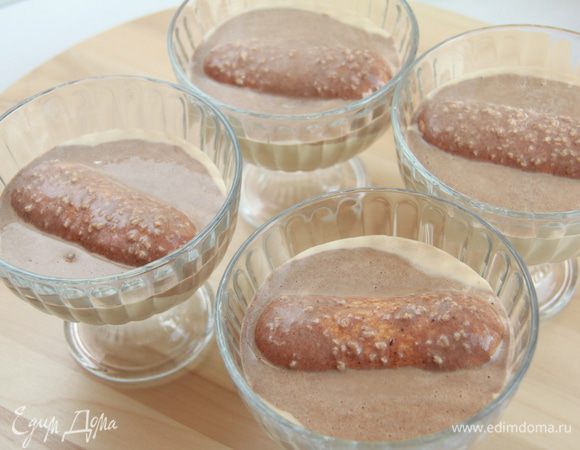 Сверху налить тёмный крем.