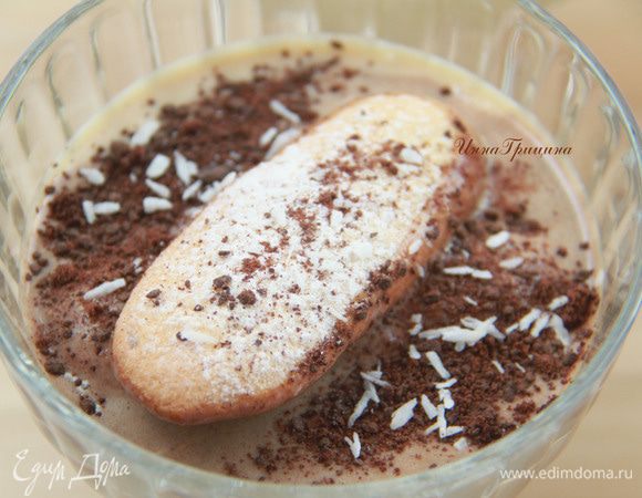 Сверху положить ещё один "дамский пальчик", украсить шоколадной и кокосовой стружкой. Дать десерту настояться в холодильнике пару часов. Наслаждайтесь!