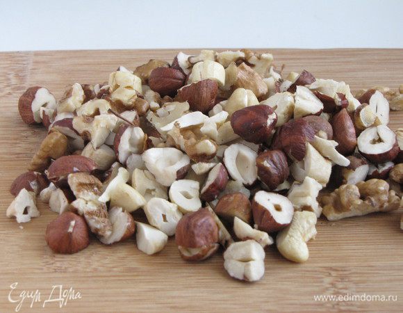 Орехи крупно порубить. Я брала смесь орехов - грецкие, кешью, фундук.