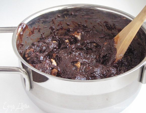 Ввести орехи в шоколадно-сливочную смесь.