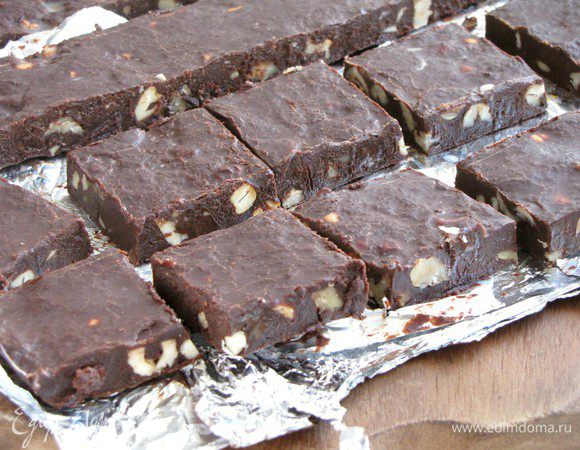 Готовую помадку аккуратно вынуть из формы и нарезать  квадратиками.