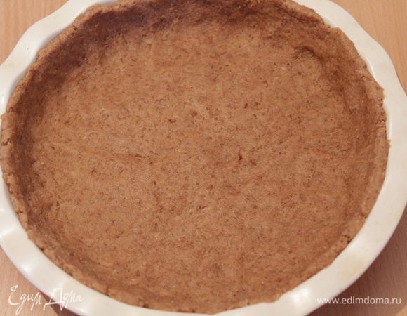 Распределить тесто в смазанную маслом форму.
Убрать в холодильник пока начинку приготовим.
