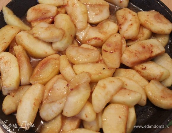 Яблоки крупно порезать и пару минут потушить на сливочном масле с сахаром и специями. Что бы только слегка стали мягкими.