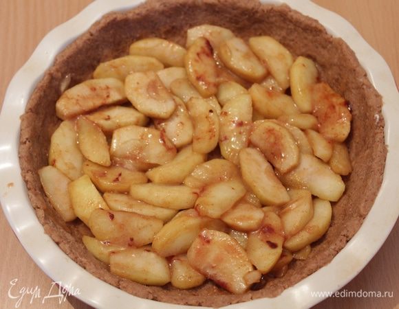  На тесто выкладываем яблоки.