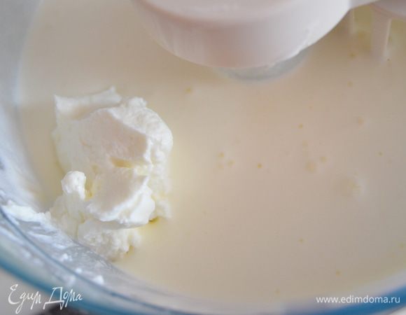 Начинаем взбивать сливки с загустителем, постепенно вводим пастообразный творог.
