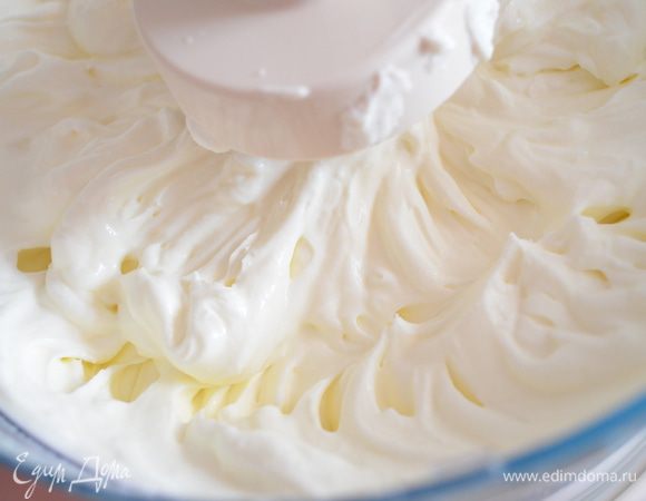 Добавляем сахарную пудру по вкусу, взбиваем в пышную массу.