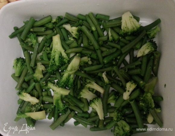 Отвариваем овощи до полуготовности, выкладываем в форму первым слоем.