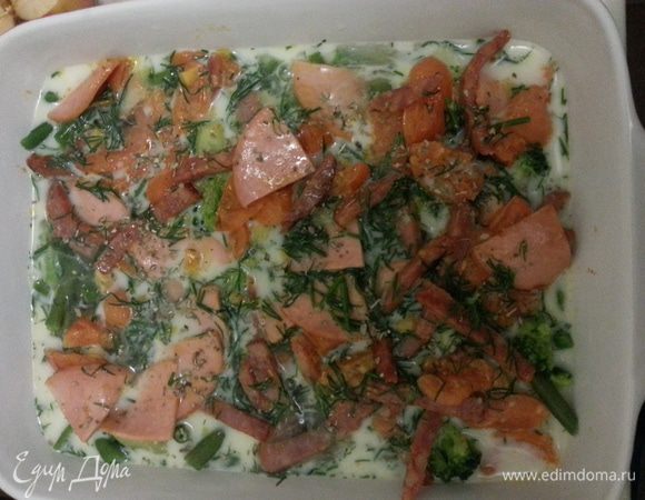 Смешиваем молоко, яйца, соль, зелень и специи. Заливаем полученной массой содержимое формы.