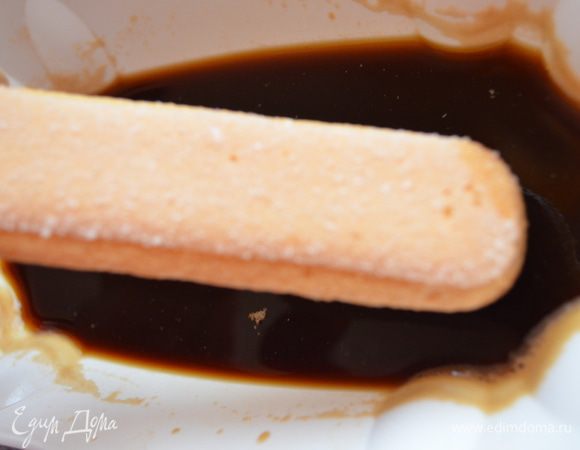 Свежесваренный эспрессо остужаем. Форму застилаем пищевой пленкой. Печенье окунаем в эспрессо и мгновенно достаем.