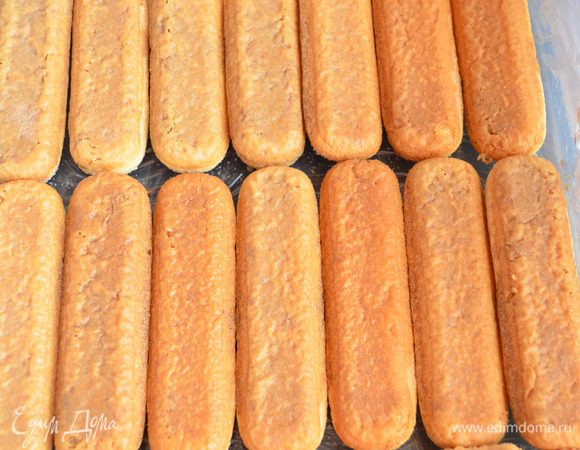 Укладываем печенье в форму, если нужно режем печенье пополам.