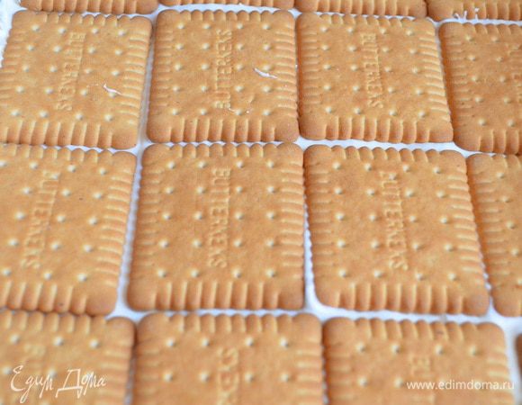 Второй слой также наполняем кремом ровно разглаживая.Последний слой крема я накрыла печеньем крокет,т.к. не хватило савоярди.Накрываем пищевой пленкой и в холод на несколько часов.