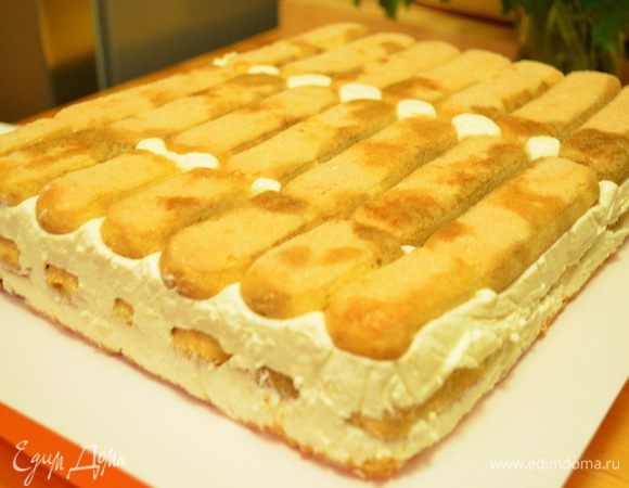 Освобождаем полуторт от формы и пленки.