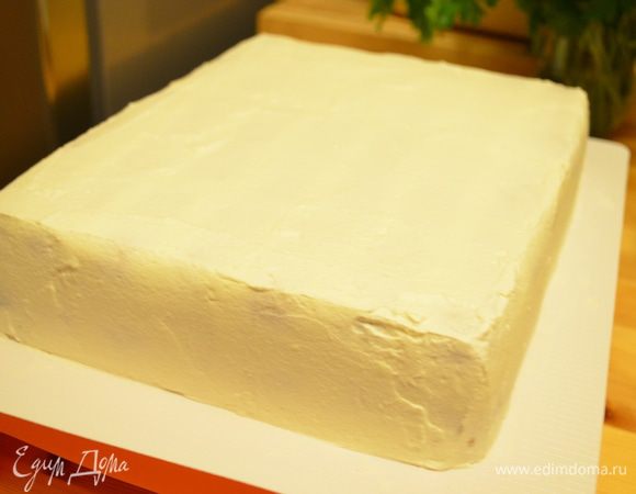 Оставшимся кремом обмазываем весь торт. 