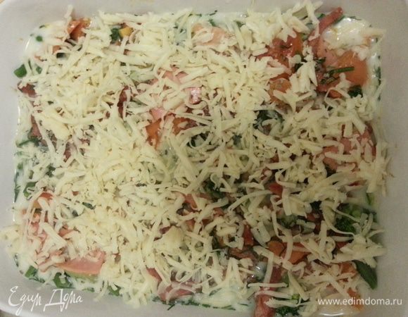 Посыпаем натертым сыром. Запекаем в заранее разогретой до 180 С духовке в течение 35 минут, до румяной корочки.