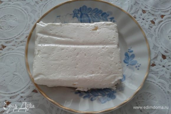Приготовить крем. Протереть через сито творожную массу добавить сыр маскарпоне и 1 ст. ложку сахарной пудры хорошо смешать.