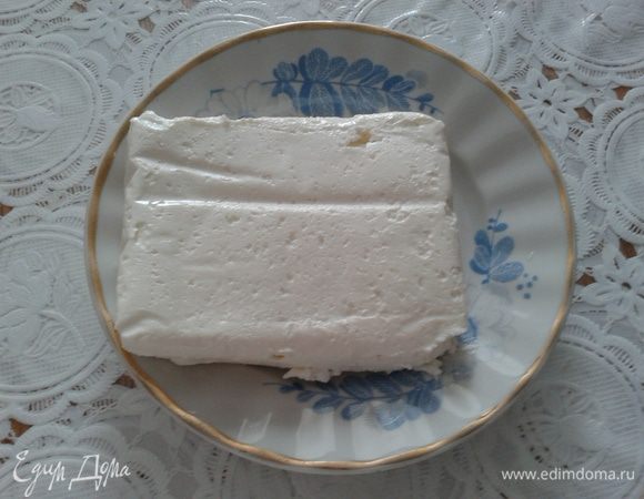 Приготовить крем. Протереть через сито творожную массу добавить сыр маскарпоне и 1 ст. ложку сахарной пудры хорошо смешать.