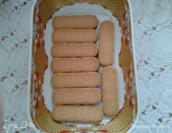 Выложить печенье в блюдо и немного полить готовым кофе.