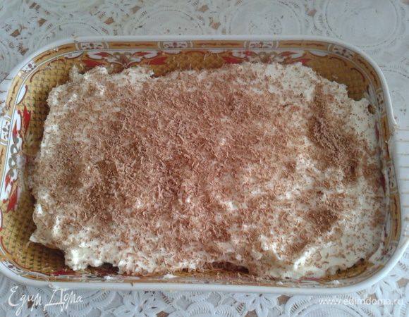 На печенье нанести крем и выложить второй слой печенья и снова крем. Сверху украсить натертым шоколадом. Поставить в холодильник часа на 3 и можно пить чай. Приятного аппетита.