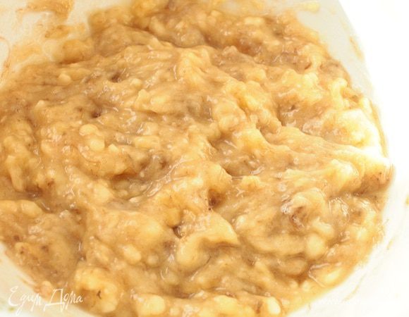 Бананы размять вилкой.