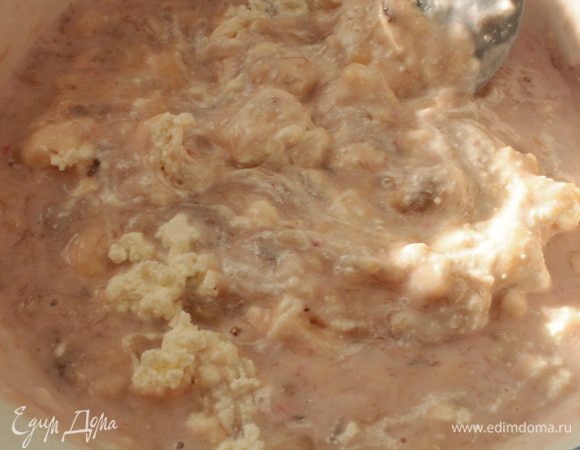 Добавить сливочный сыр, перемешать.