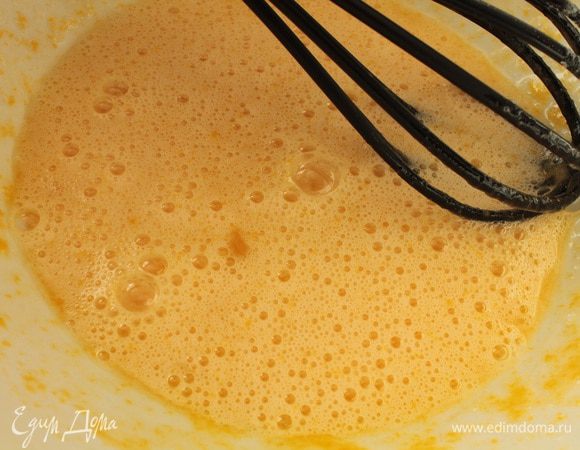 Яйца слегка взбить с сахарной пудрой (у меня пудра с ванилином), добавить растительное масло,перемешать.