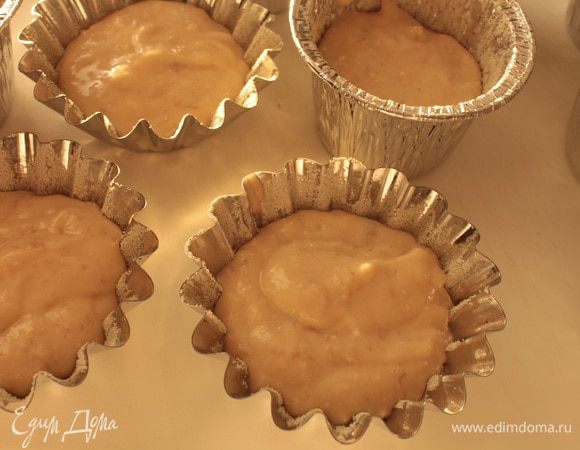 Заполнить наполовину тестом подготовленные формочки, выпекать кексы при 180 градусах 35-40 минут, готовность проверять деревянной шпажкой