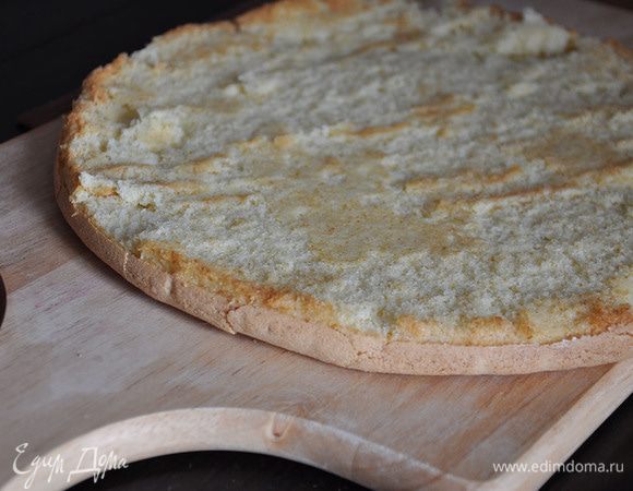 Испечь бисквит. Для этого взбить яйца с пудрой, затем добавить остальные ингредиенты и взбить еще. Выпекать при 180 гр около 20 минут.