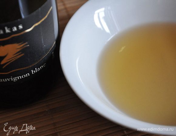 Из бисквита кольцом вырезать 2 круга. Пропитать каждое. Для этого смешать яблочный сок и вино.