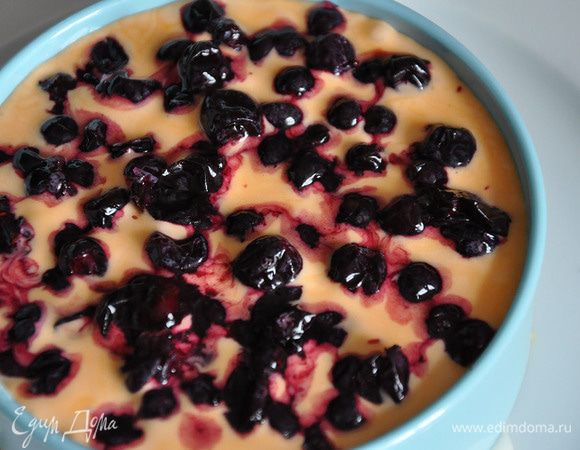 В кольцо уложить слоями: Пропитанный бисквит. Затем крем. Еще бисквит и крем. Потом бОльшую часть ягод (эту часть разморозить, остальную оставить в морозилке).