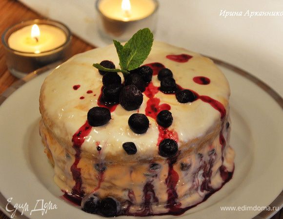 Накрыть последним бисквитом, залить кремом. Поставить в холодильник на пару часов. Украсить ягодами при подаче, не размораживая их.