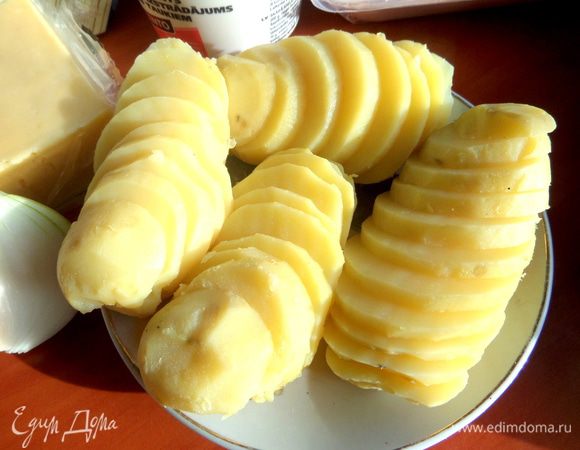 Картофель отварить, остудить и нарезать на кружочки.