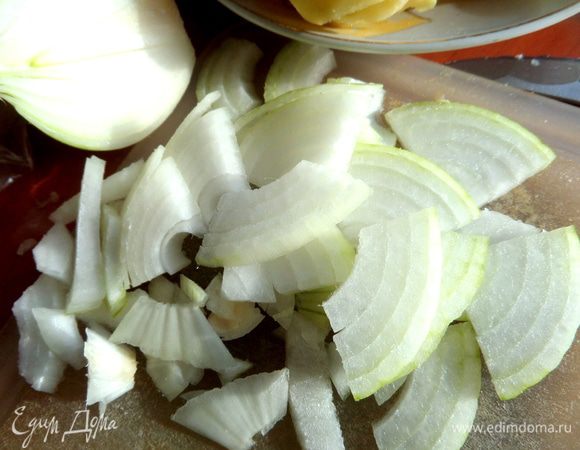 Лук крупно нарезать.
