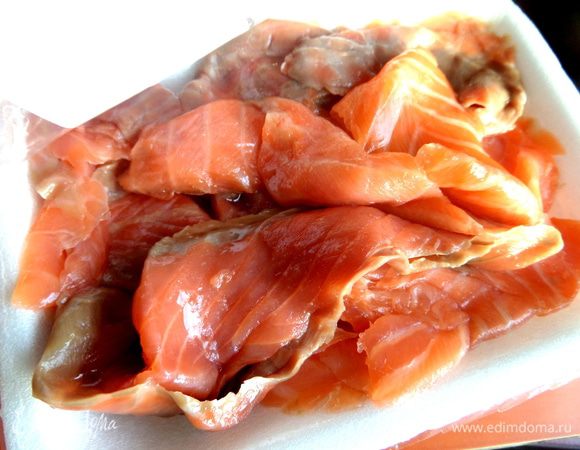 Рыбку нарезать на кусочки...или разделить на кусочки консервированную.